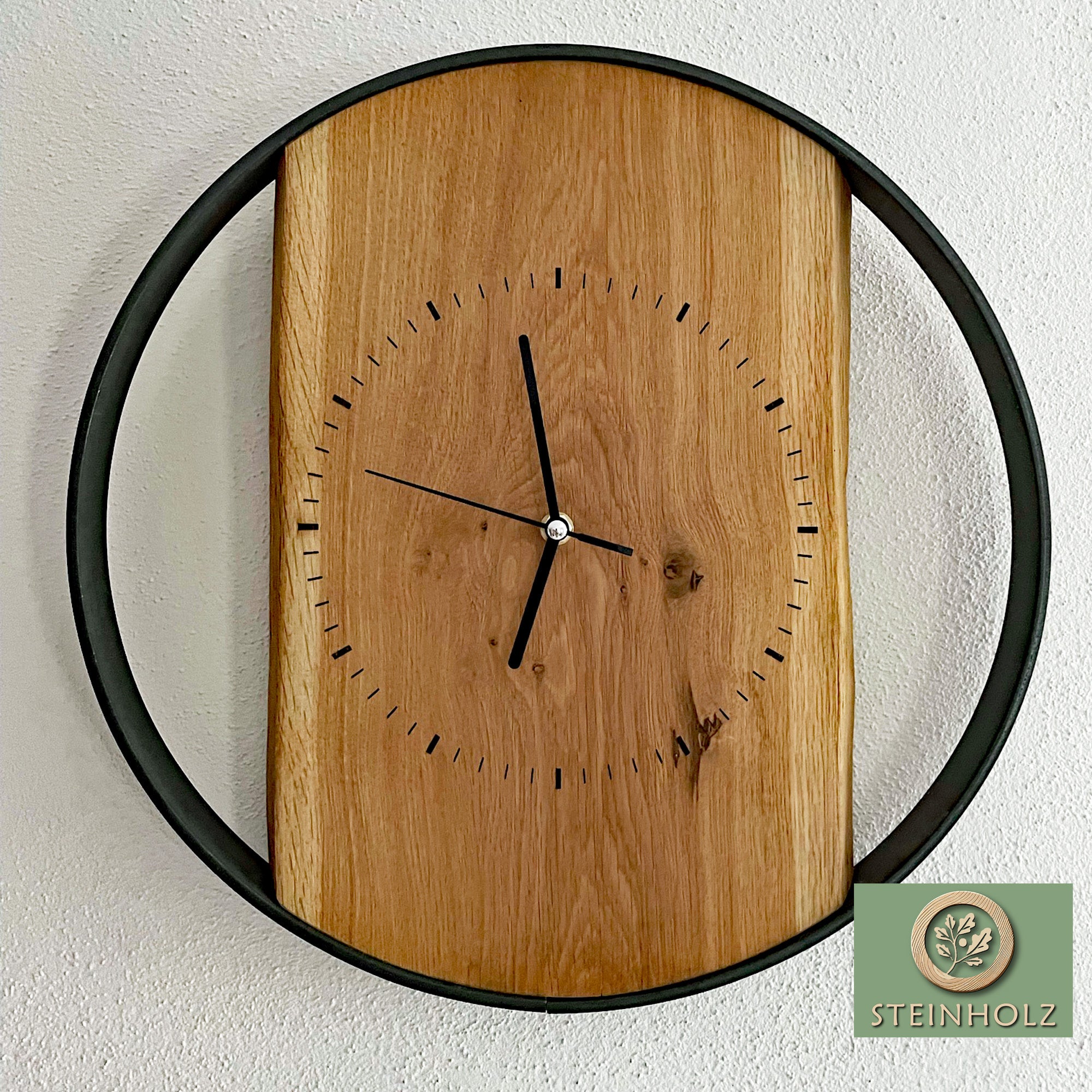 Oak wall clock with tree edge – rustic elegance with selectable clock face