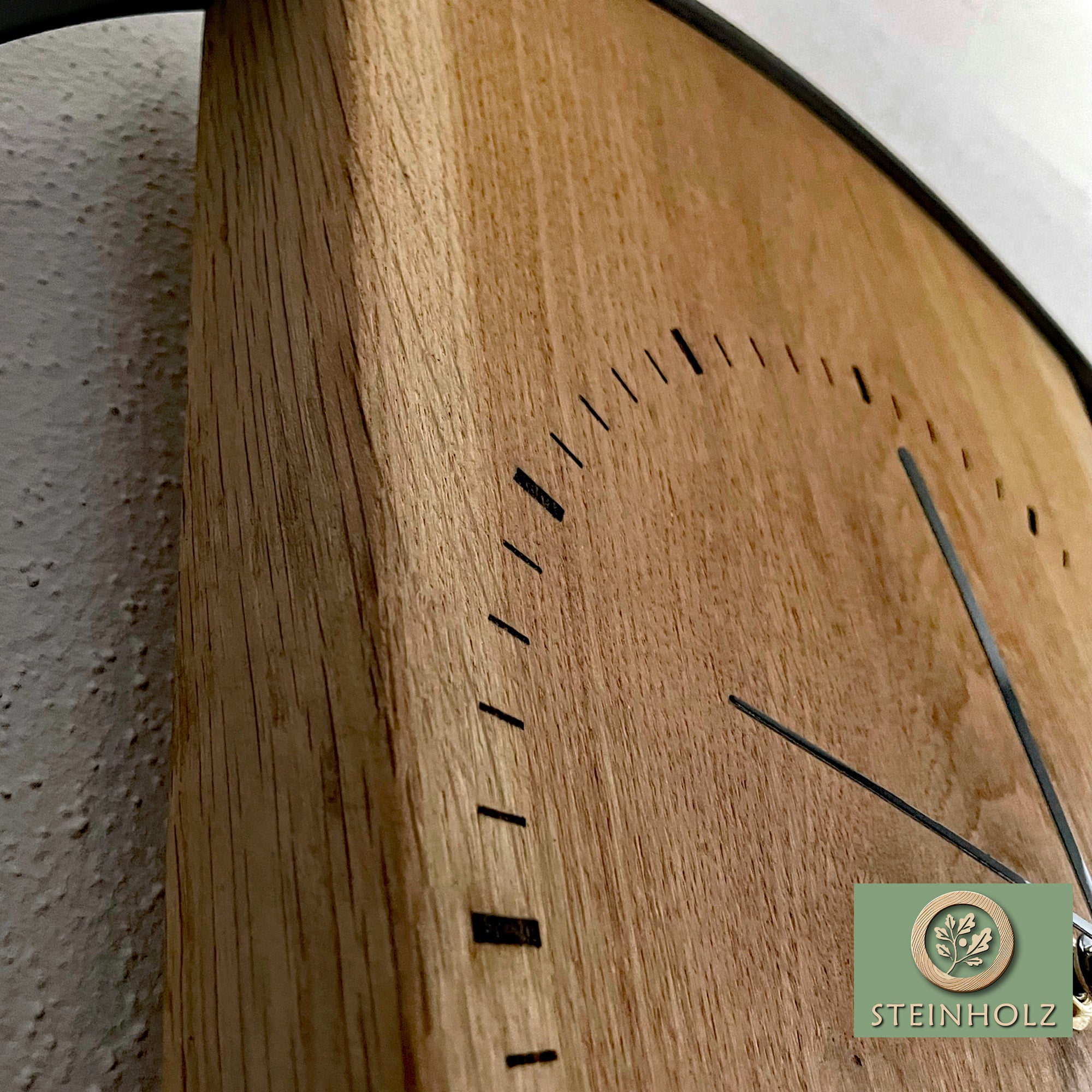 Oak wall clock with tree edge – rustic elegance with selectable clock face