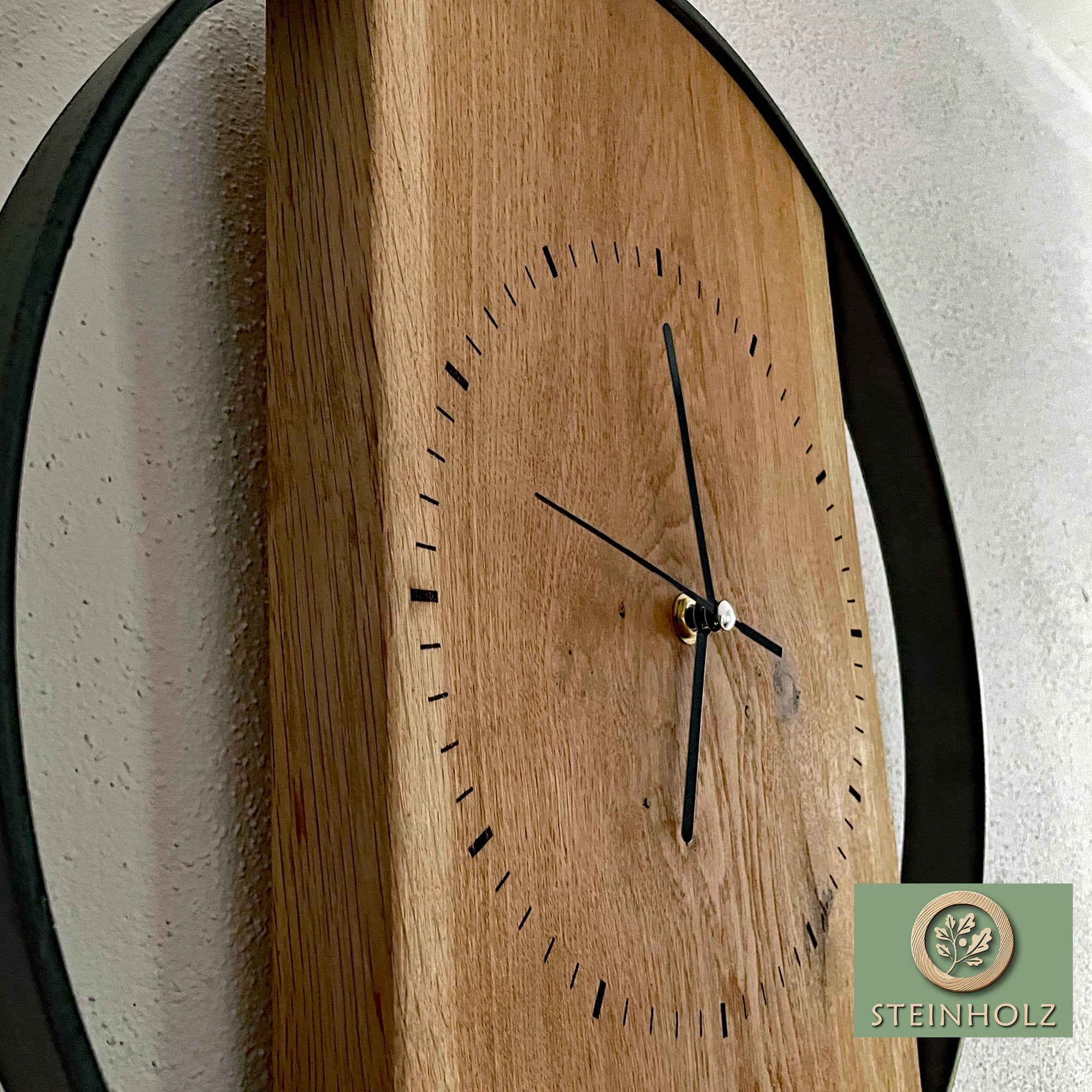 Oak wall clock with tree edge – rustic elegance with selectable clock face