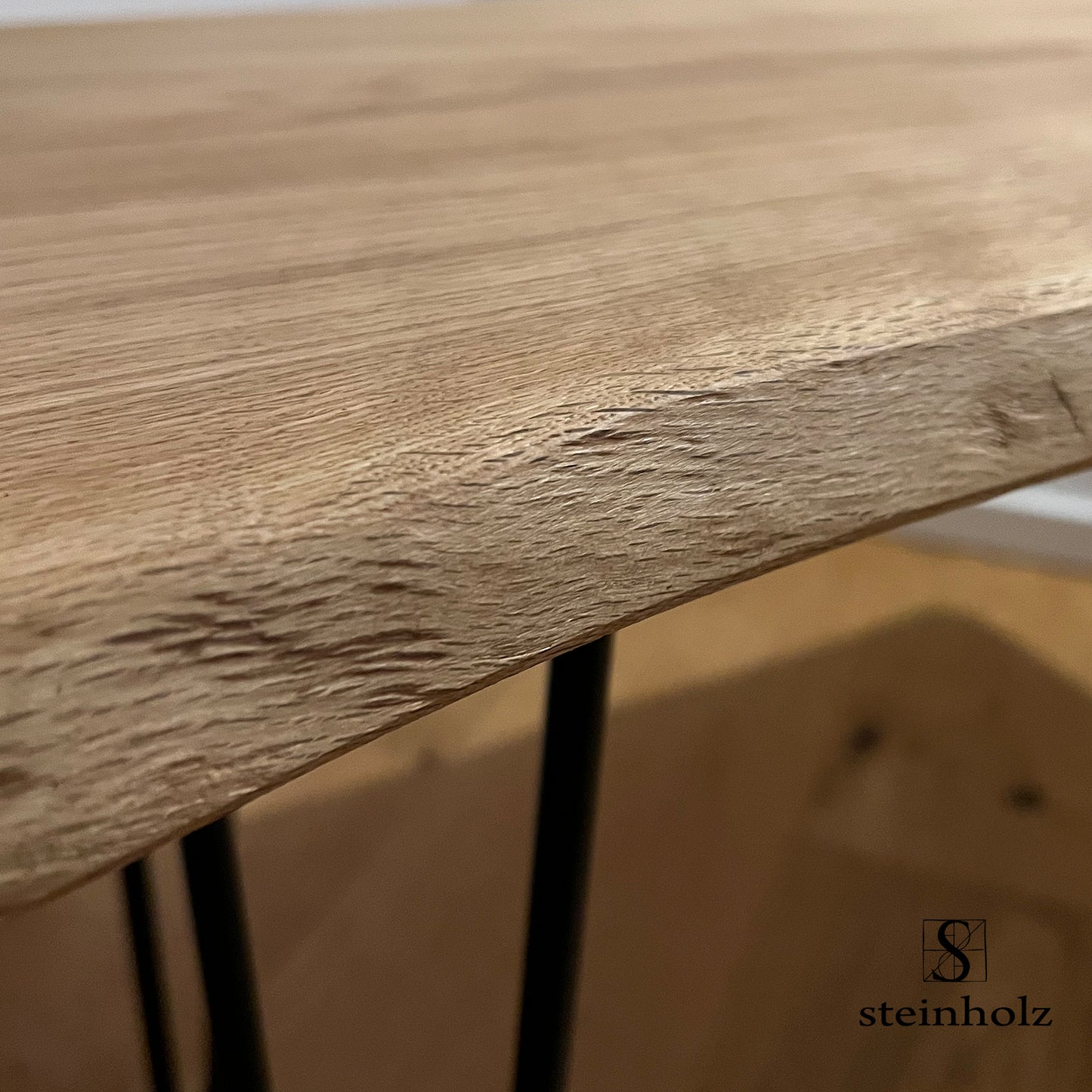 Couchtisch aus Eiche mit Baumkante – Elegantes Design aus nachhaltigem Holz